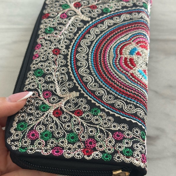 Embroidered Multicolor Wallet - Picture 2 of 4